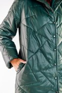 Długi płaszcz damski pikowany z kapturem zapinany na napy zielony A542