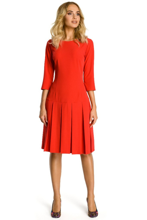 Sukienka poszerzana z kontrafałdą i obniżoną talią czerwona me336