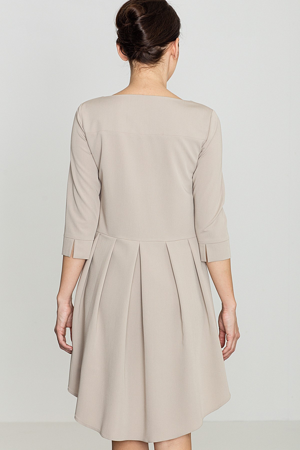 Elegancka sukienka asymetryczna z plisą i rękawem 3/4 beżowa K141 Elegancka sukienka asymetryczna z plisą i rękawem 3/4 beżowa K141