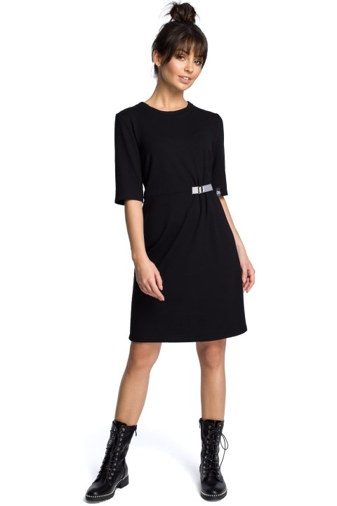 Sukienka odcinana w talii z klamrą czarna b066 Sukienka odcinana w talii z klamrą czarna b066