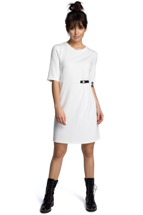 Sukienka odcinana w talii z klamrą ecru b066 Sukienka odcinana w talii z klamrą ecru b066