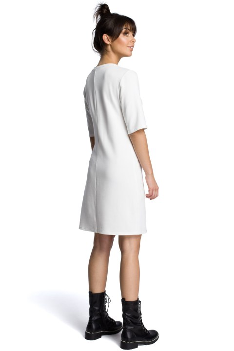 Sukienka odcinana w talii z klamrą ecru b066 Sukienka odcinana w talii z klamrą ecru b066