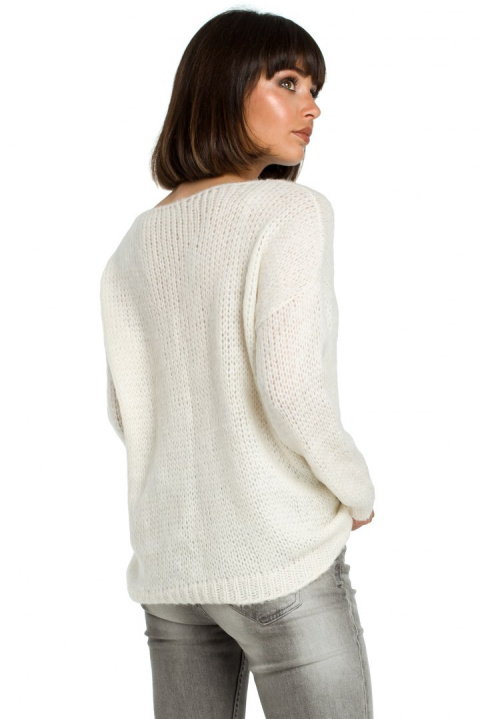 Sweter damski luźny ze złotą nitką i dekoltem w serek ecru BK004 Sweter damski luźny ze złotą nitką i dekoltem w serek ecru BK004