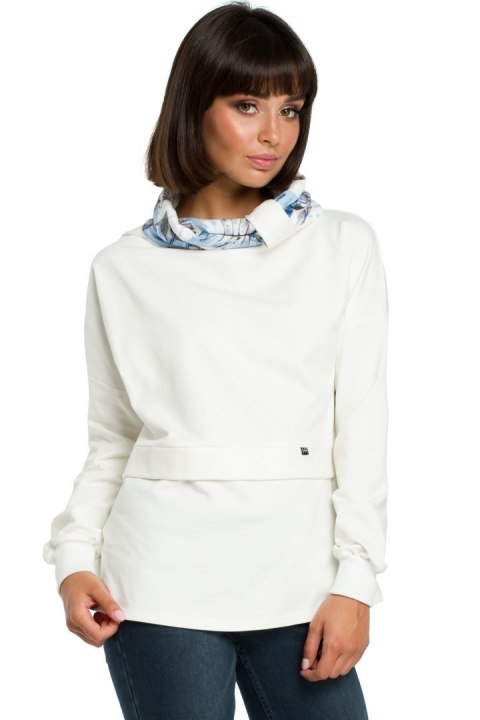 Bluza damska dresowa z wysokim kołnierzem we wzór ecru B084 Bluza damska dresowa z wysokim kołnierzem we wzór ecru B084