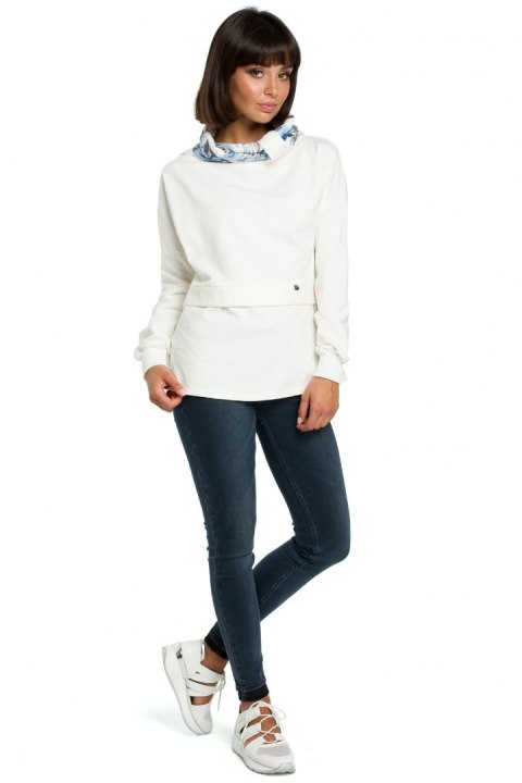 Bluza damska dresowa z wysokim kołnierzem we wzór ecru B084 Bluza damska dresowa z wysokim kołnierzem we wzór ecru B084