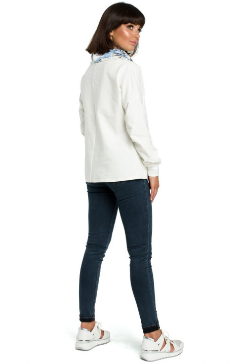 Bluza damska dresowa z wysokim kołnierzem we wzór ecru B084 Bluza damska dresowa z wysokim kołnierzem we wzór ecru B084