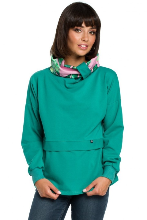Bluza damska dresowa z wysokim kołnierzem we wzór zielona B084 Bluza damska dresowa z wysokim kołnierzem we wzór zielona B084