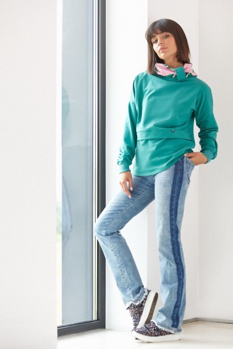 Bluza damska dresowa z wysokim kołnierzem we wzór zielona B084 Bluza damska dresowa z wysokim kołnierzem we wzór zielona B084
