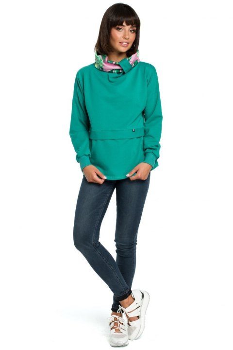 Bluza damska dresowa z wysokim kołnierzem we wzór zielona B084 Bluza damska dresowa z wysokim kołnierzem we wzór zielona B084