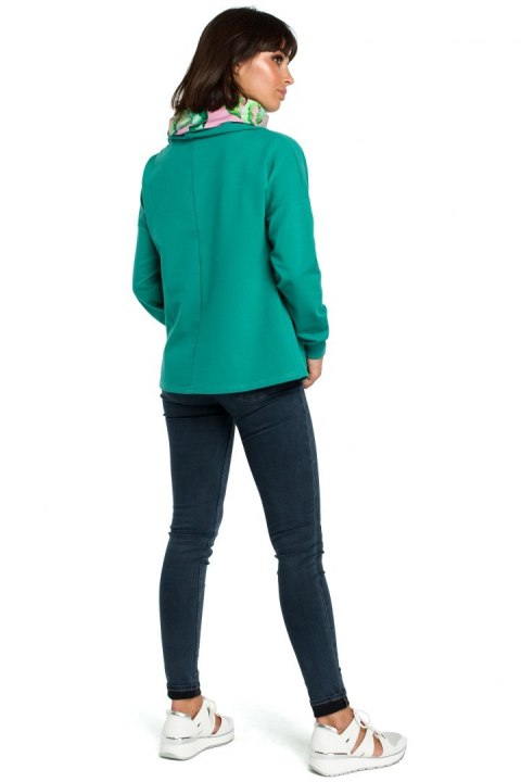 Bluza damska dresowa z wysokim kołnierzem we wzór zielona B084 Bluza damska dresowa z wysokim kołnierzem we wzór zielona B084