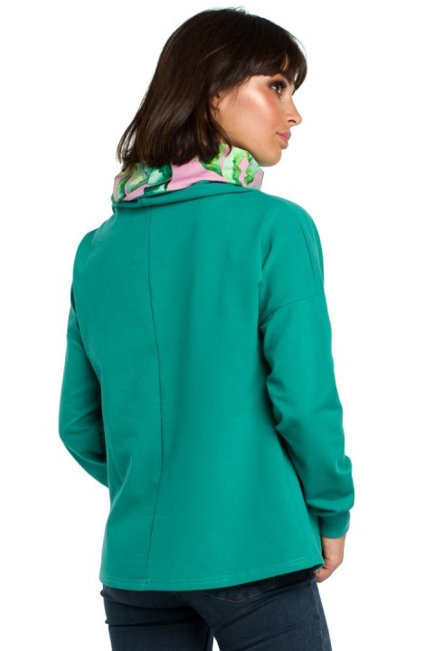 Bluza damska dresowa z wysokim kołnierzem we wzór zielona B084 Bluza damska dresowa z wysokim kołnierzem we wzór zielona B084