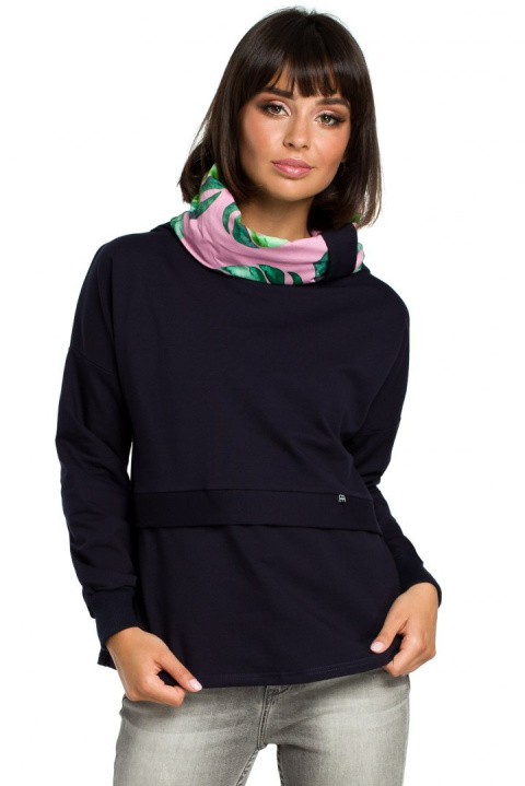 Bluza damska z wysokim kołnierzem oraz przeszyciem granatowa B084 Bluza damska z wysokim kołnierzem oraz przeszyciem granatowa B084