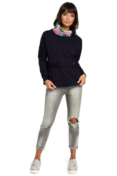 Bluza damska z wysokim kołnierzem oraz przeszyciem granatowa B084 Bluza damska z wysokim kołnierzem oraz przeszyciem granatowa B084