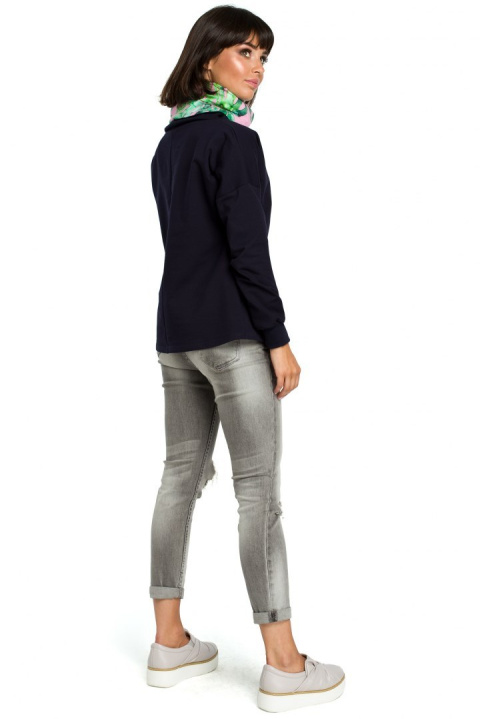 Bluza damska z wysokim kołnierzem oraz przeszyciem granatowa B084 Bluza damska z wysokim kołnierzem oraz przeszyciem granatowa B084