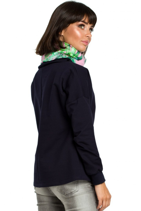 Bluza damska z wysokim kołnierzem oraz przeszyciem granatowa B084 Bluza damska z wysokim kołnierzem oraz przeszyciem granatowa B084