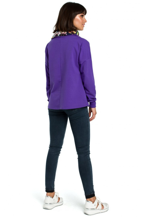 Bluza damska dresowa z wysokim kołnierzem we wzór fioletowa B084 Bluza damska dresowa z wysokim kołnierzem we wzór fioletowa B084
