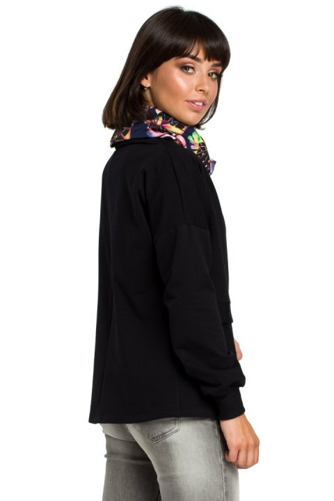 Bluza damska dresowa z wysokim kołnierzem we wzór czarna B084 Bluza damska dresowa z wysokim kołnierzem we wzór czarna B084