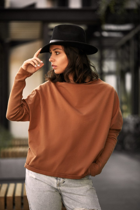 Bluza damska dresowa oversize z dekoltem V z tyłu karmelowa B094 Bluza damska dresowa oversize z dekoltem V z tyłu karmelowa B094