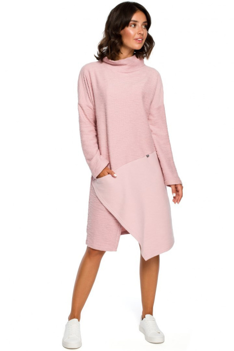 Sukienka midi oversize z wysokim dekoltem długi rękaw pudrowa B098 Sukienka midi oversize z wysokim dekoltem długi rękaw pudrowa B098