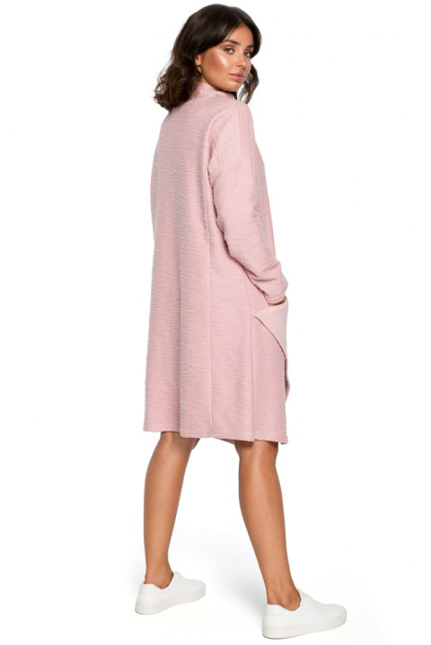 Sukienka midi oversize z wysokim dekoltem długi rękaw pudrowa B098 Sukienka midi oversize z wysokim dekoltem długi rękaw pudrowa B098