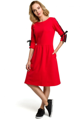 Sukienka z dopasowaną górą i rozkloszowanym dołem czerwona me388