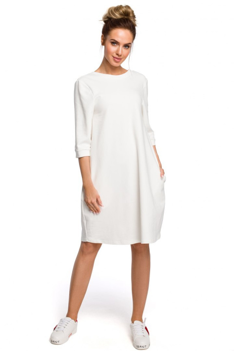 Luźna sukienka oversize midi z dekoltem V z tyłu ecru me417 Luźna sukienka oversize midi z dekoltem V z tyłu ecru me417