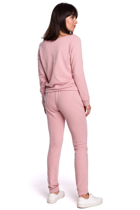Bluza damska dresowa z wiązaniem i szerokim dekoltem pudrowa B108 Bluza damska dresowa z wiązaniem i szerokim dekoltem pudrowa B108
