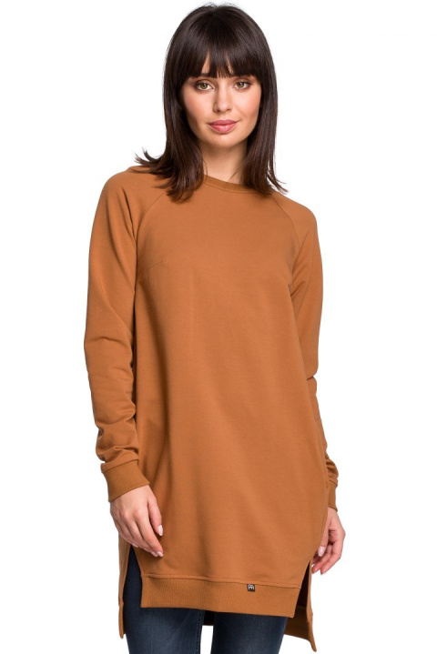 Długa bluza damska oversize z rozcięciami po bokach karmelowa B101 Długa bluza damska oversize z rozcięciami po bokach karmelowa B101
