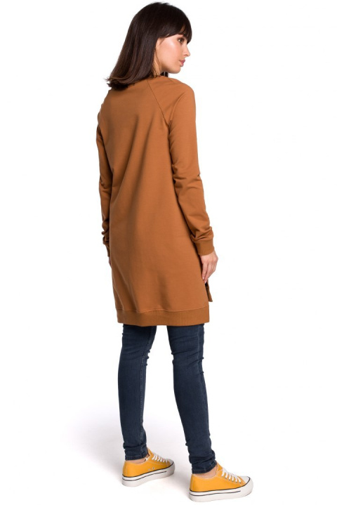 Długa bluza damska oversize z rozcięciami po bokach karmelowa B101 Długa bluza damska oversize z rozcięciami po bokach karmelowa B101