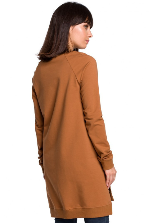 Długa bluza damska oversize z rozcięciami po bokach karmelowa B101 Długa bluza damska oversize z rozcięciami po bokach karmelowa B101