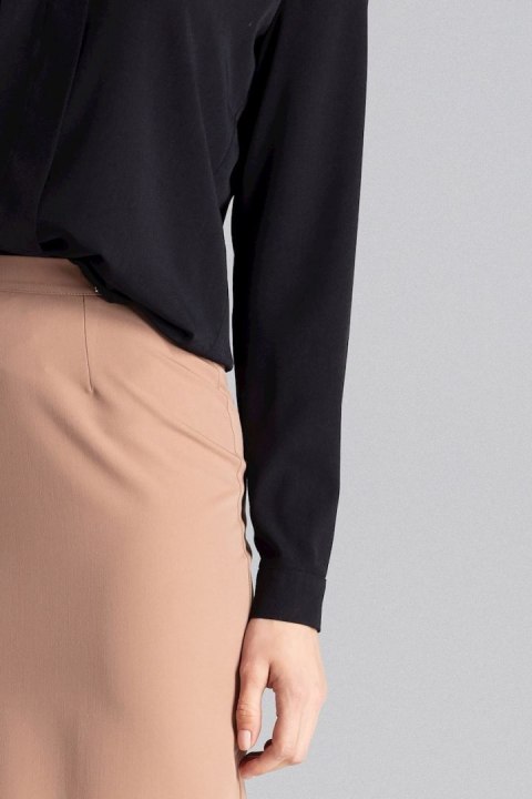 Elegancka koszula damska luźna z długim rękawem i plisą czarna M621 Elegancka koszula damska luźna z długim rękawem i plisą czarna M621