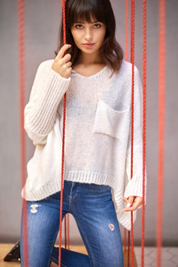 Luźny sweter damski oversize z kieszenią i dekoltem V ecru BK018