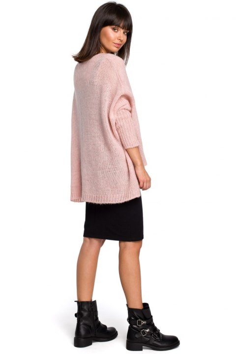Luźny sweter damski oversize z kieszenią i dekoltem V różowy BK018 Luźny sweter damski oversize z kieszenią i dekoltem V różowy BK018