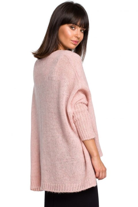 Luźny sweter damski oversize z kieszenią i dekoltem V różowy BK018 Luźny sweter damski oversize z kieszenią i dekoltem V różowy BK018