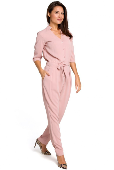 Elegancki kombinezon z krótkim rękawem dekolt V zapinany pudrowy S146 Elegancki kombinezon z krótkim rękawem dekolt V zapinany pudrowy S146