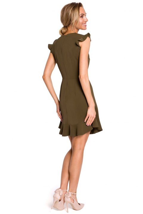 Sukienka dopasowana mini z falbanką bez rękawów khaki me438 Sukienka dopasowana mini z falbanką bez rękawów khaki me438