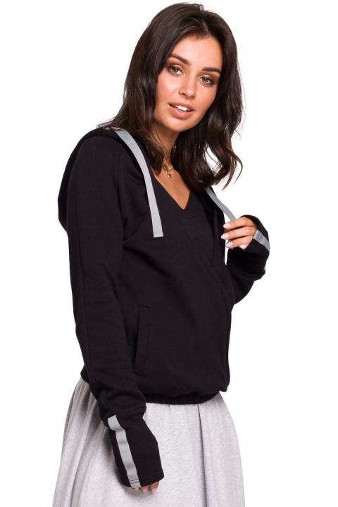 Sportowa bluza damska z kapturem i kopertowym przodem czarna B127 Sportowa bluza damska z kapturem i kopertowym przodem czarna B127