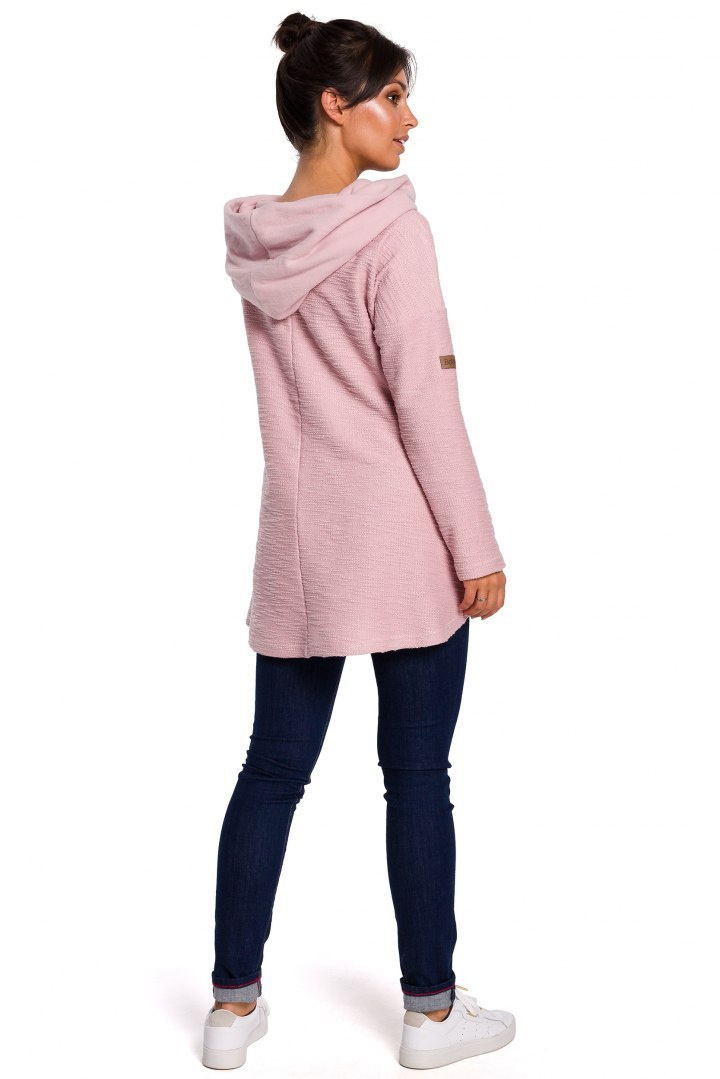 Bluza damska trapezowa z kapturem i kołnierzem dzianina pudrowa B131 Bluza damska trapezowa z kapturem i kołnierzem dzianina pudrowa B131
