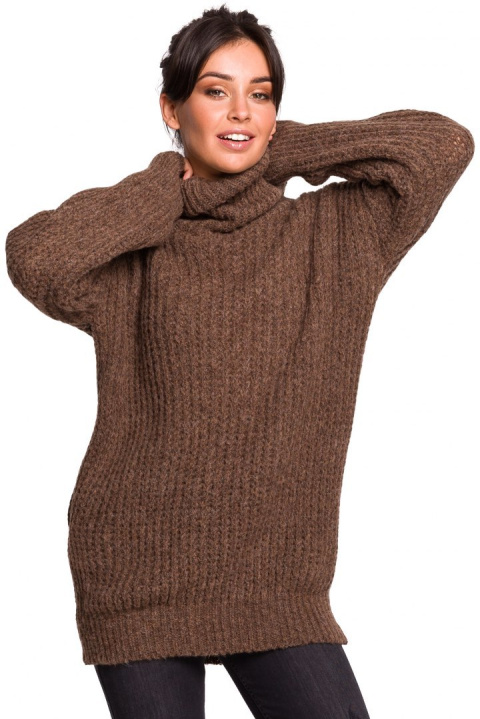 Długi sweter damski gruby oversize z golfem karmelowy BK030 Długi sweter damski gruby oversize z golfem karmelowy BK030