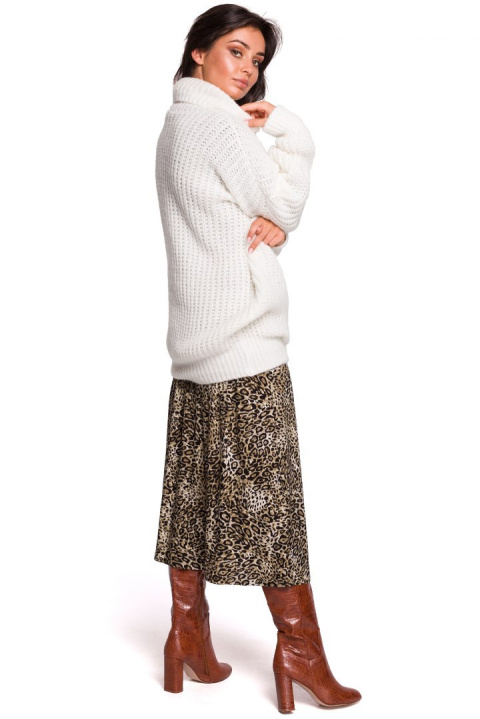 Długi sweter damski gruby oversize z golfem biały BK030 Długi sweter damski gruby oversize z golfem biały BK030