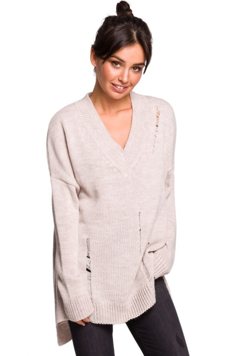 Sweter damski luźny oversize z dziurami i dekoltem V beżowy BK028 Sweter damski luźny oversize z dziurami i dekoltem V beżowy BK028
