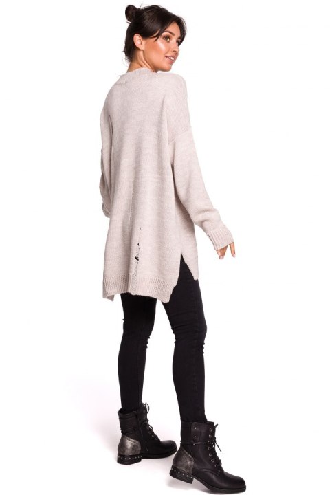 Sweter damski luźny oversize z dziurami i dekoltem V beżowy BK028 Sweter damski luźny oversize z dziurami i dekoltem V beżowy BK028