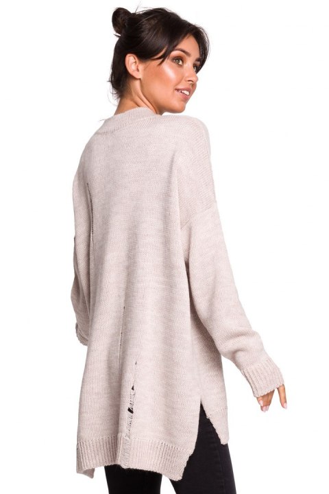 Sweter damski luźny oversize z dziurami i dekoltem V beżowy BK028 Sweter damski luźny oversize z dziurami i dekoltem V beżowy BK028