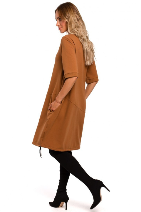 Sukienka bombka midi oversize z krótkim rękawem karmelowa me451 Sukienka bombka midi oversize z krótkim rękawem karmelowa me451