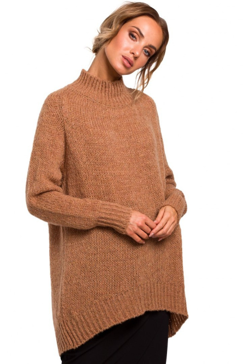 Sweter damski asymetryczny oversize z półgolfem kamelowy me468 Sweter damski asymetryczny oversize z półgolfem kamelowy me468