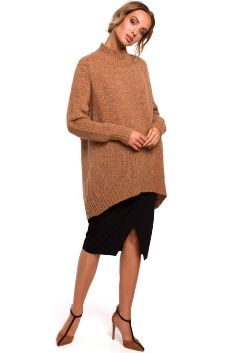 Sweter damski asymetryczny oversize z półgolfem kamelowy me468 Sweter damski asymetryczny oversize z półgolfem kamelowy me468