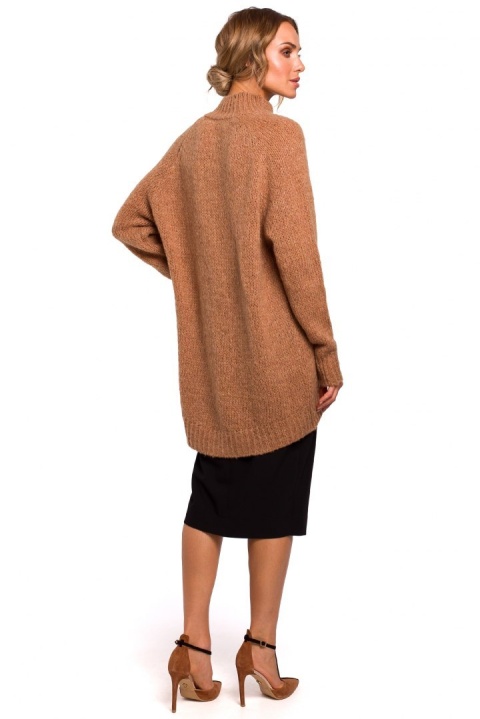 Sweter damski asymetryczny oversize z półgolfem kamelowy me468 Sweter damski asymetryczny oversize z półgolfem kamelowy me468