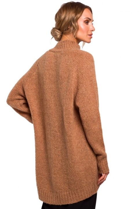 Sweter damski asymetryczny oversize z półgolfem kamelowy me468 Sweter damski asymetryczny oversize z półgolfem kamelowy me468