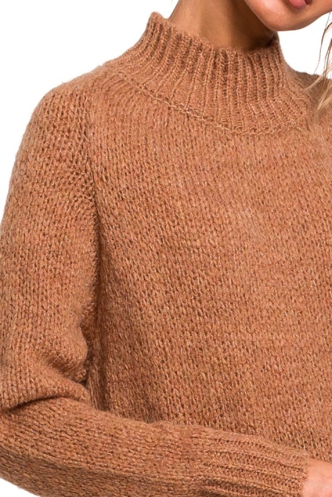 Sweter damski asymetryczny oversize z półgolfem kamelowy me468 Sweter damski asymetryczny oversize z półgolfem kamelowy me468