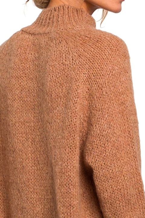 Sweter damski asymetryczny oversize z półgolfem kamelowy me468 Sweter damski asymetryczny oversize z półgolfem kamelowy me468